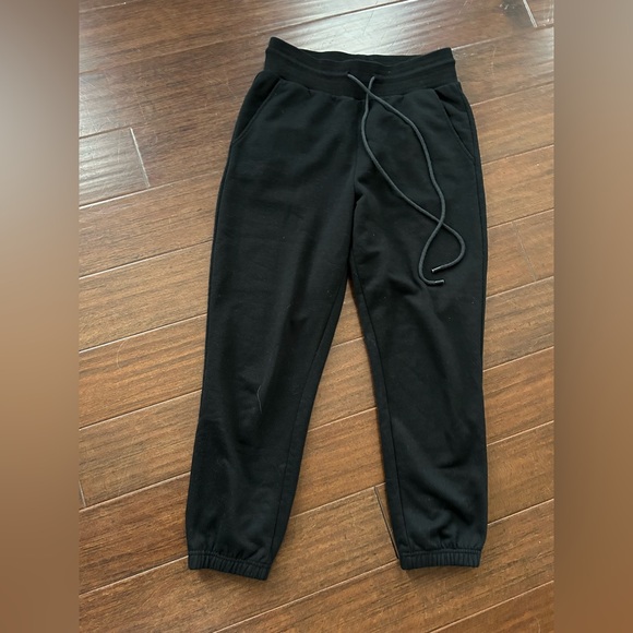 Alo Yoga 7/8 Easy Sweatpants
Long Drawstring
26” Inseam
Size Large
Black - Picture 1 of 5